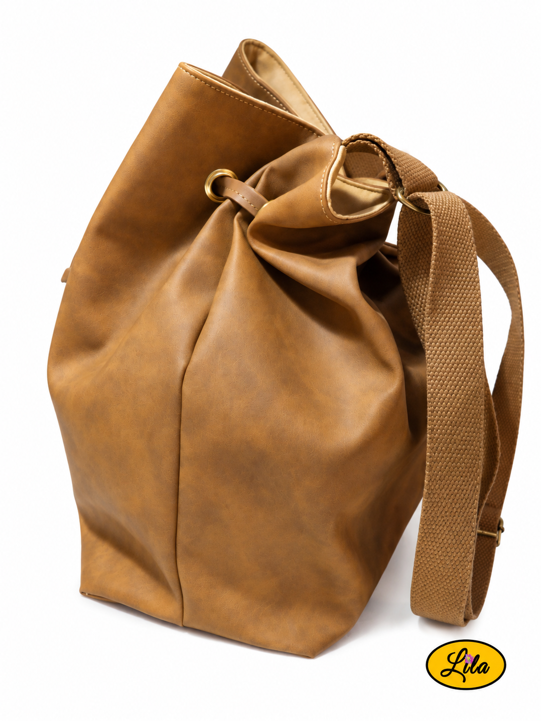 Sac seau en simili cuir brun et ancienne tenture jaune à motifs imprimés vu de profil sur fond blanc avec sangle bandoulière brune placée à l'arrière, création artisanale upcyclée