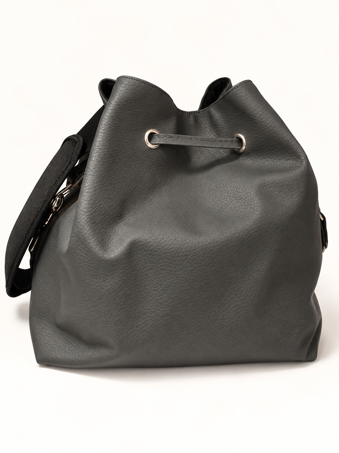 Sac seau en simili cuir gris vu de dos sur fond blanc avec sangle noire cachée mettant en valeur la forme du sac et ses finitions artisanales