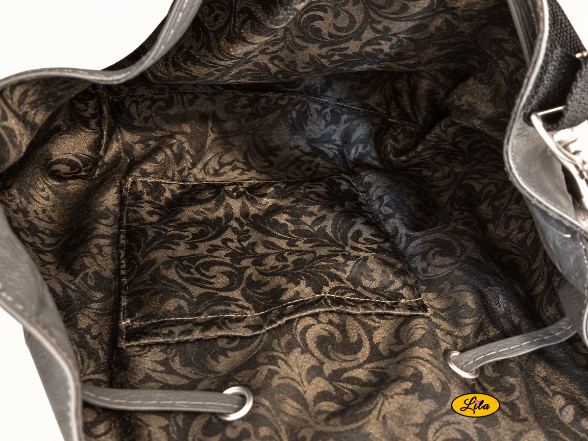 Vue de l'intérieur d'un sac seau en simili cuir gris avec doublure réalisée dans une ancienne nappe noire et poche intérieure, création artisanale upcyclée