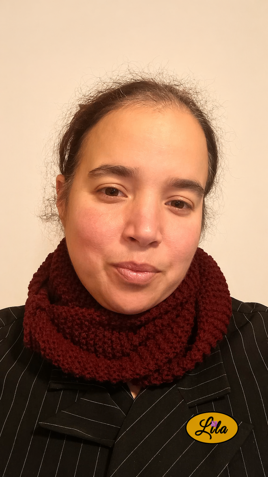 Snood en laine bordeaux foncé porté par une femme vue de face style élégant