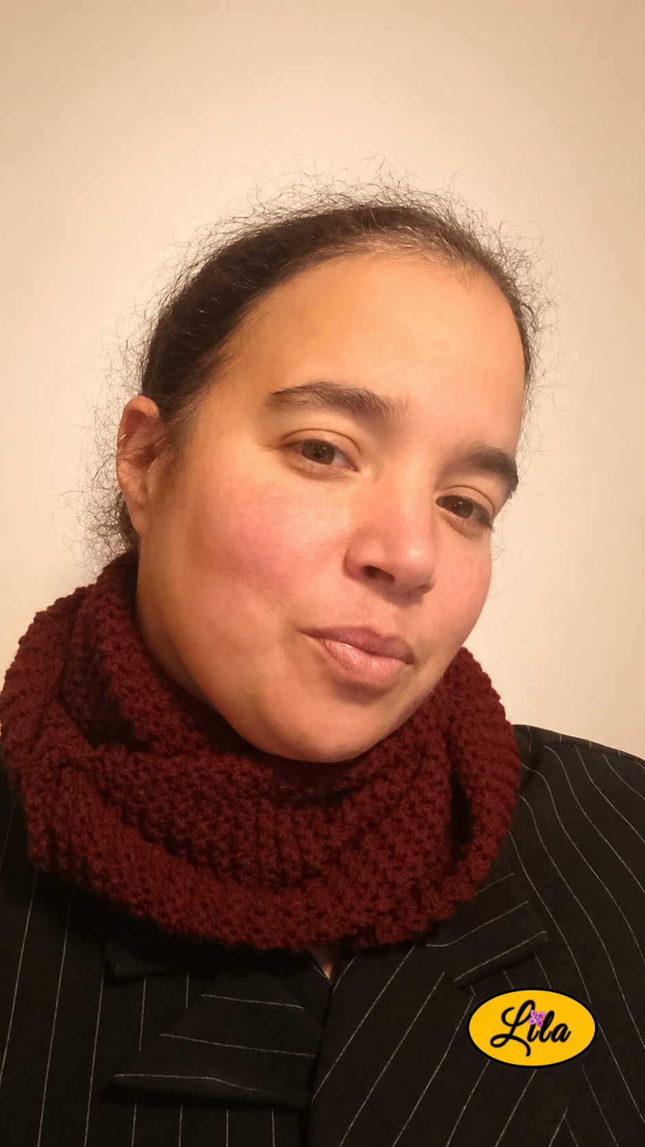 Snood en laine bordeaux foncé porté profil droit style hiver