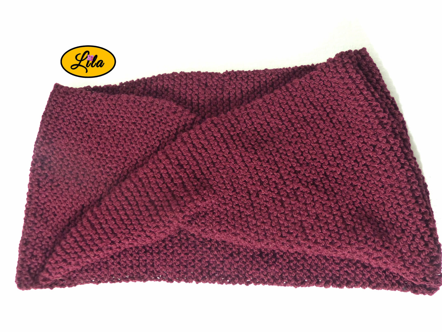 Snood en laine bordeaux foncé posé sur fond blanc vue produit
