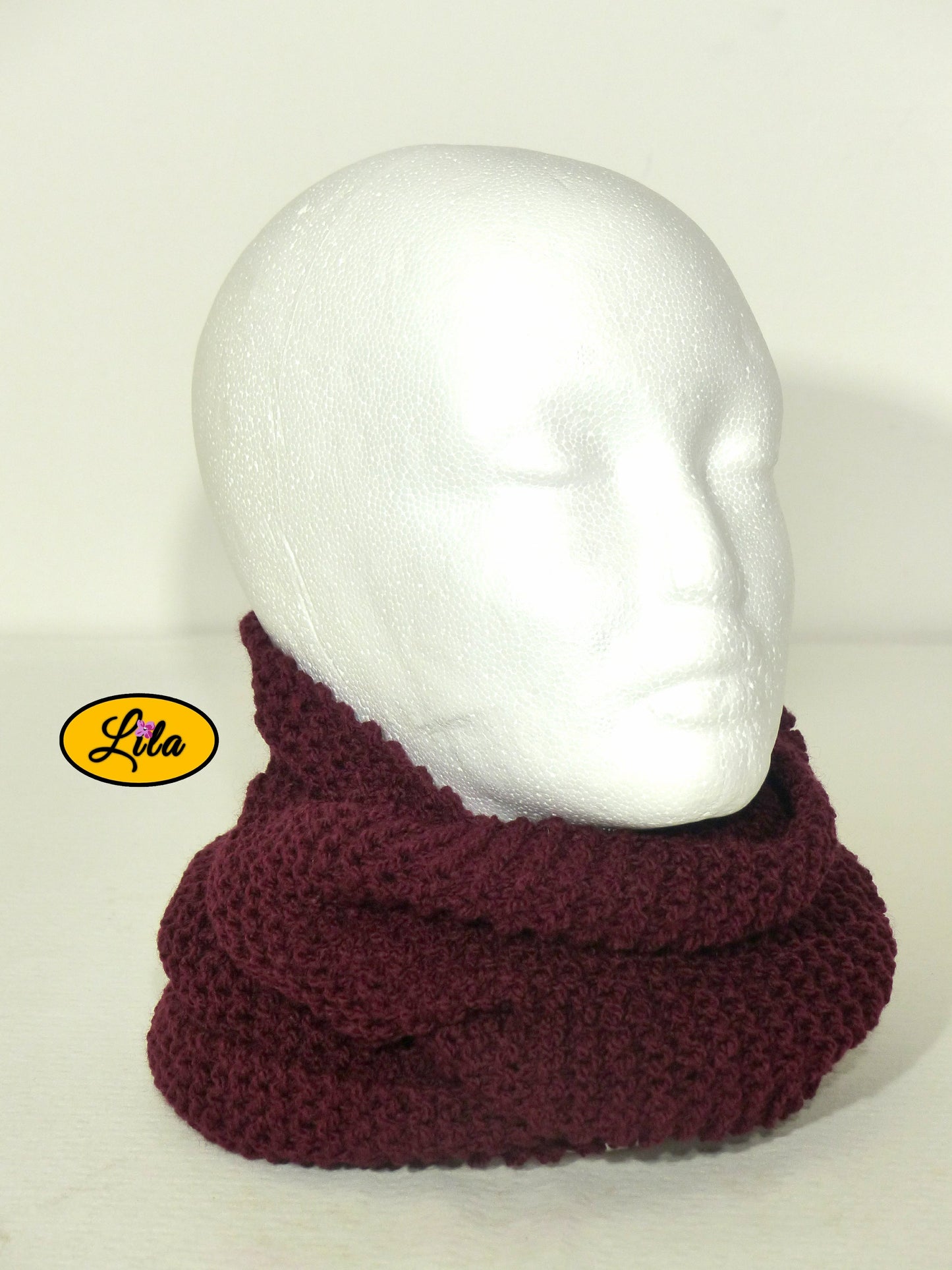 Snood en laine bordeaux foncé porté sur tête de mannequin sur fond blanc style élégant
