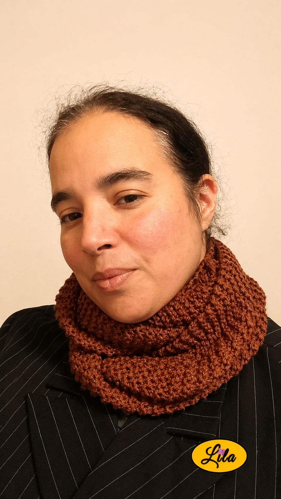 Snood en laine brun pailleté porté de face légèrement de profil gauche style élégant
