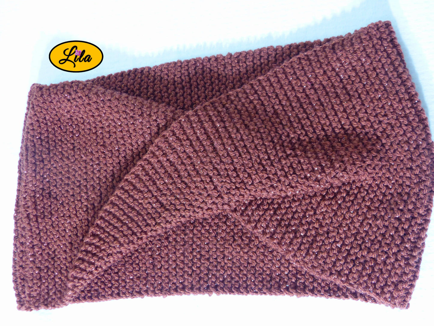 Snood en laine brun pailleté sur fond blanc style hiver chaud et élégant