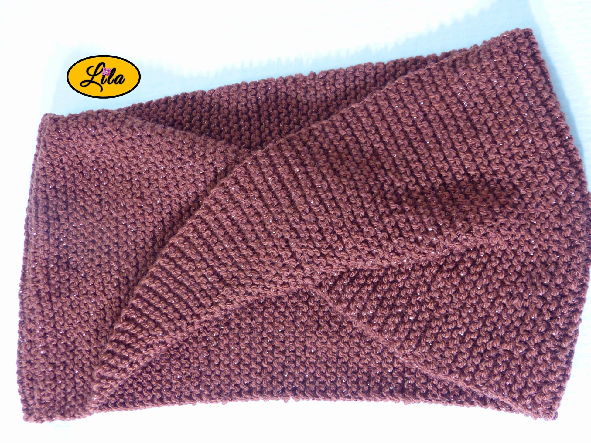 Snood en laine brun pailleté sur fond blanc style hiver chaud et élégant