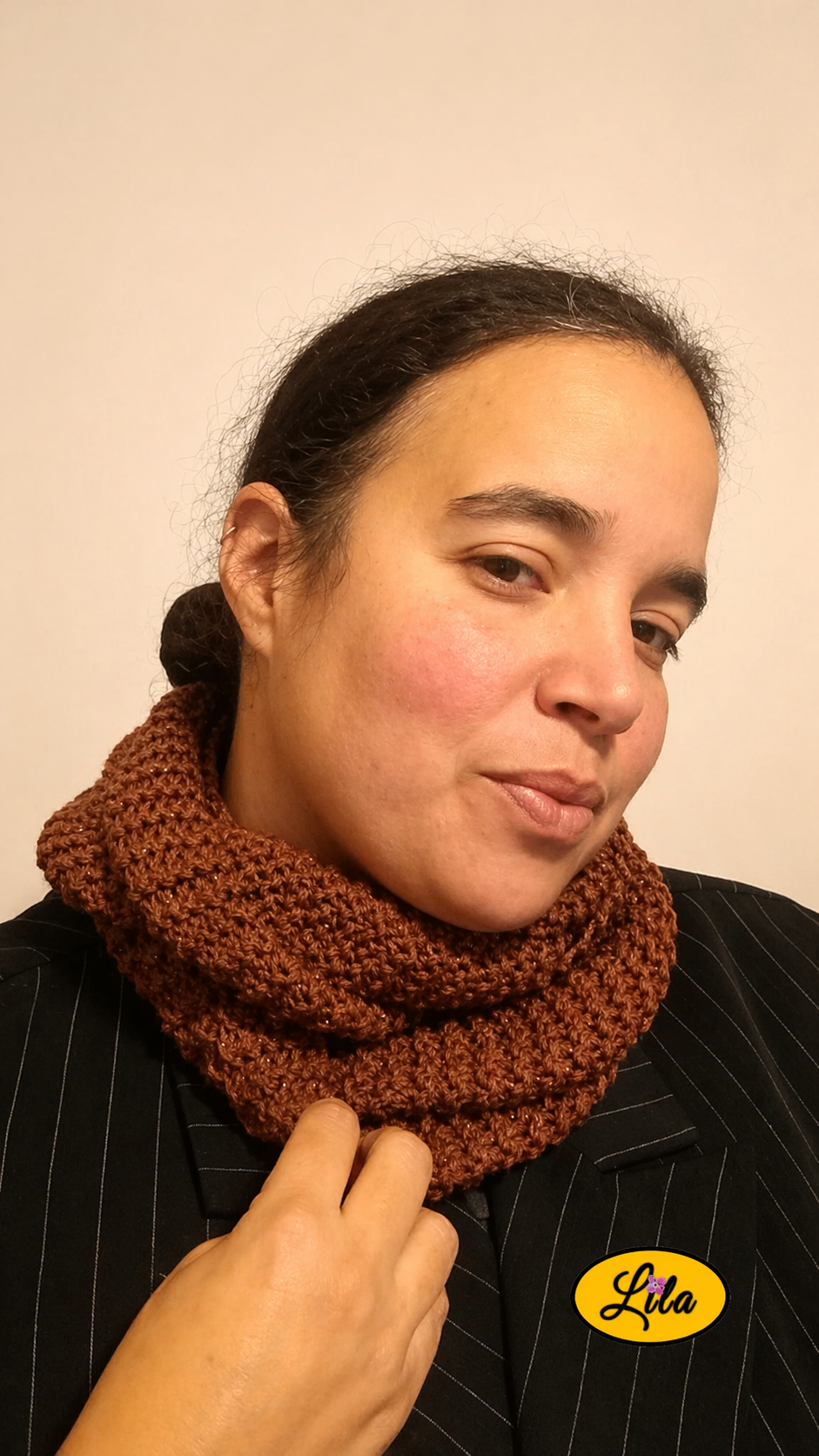 Snood en laine brun pailleté porté profil droit avec une main sur le milieu du snood