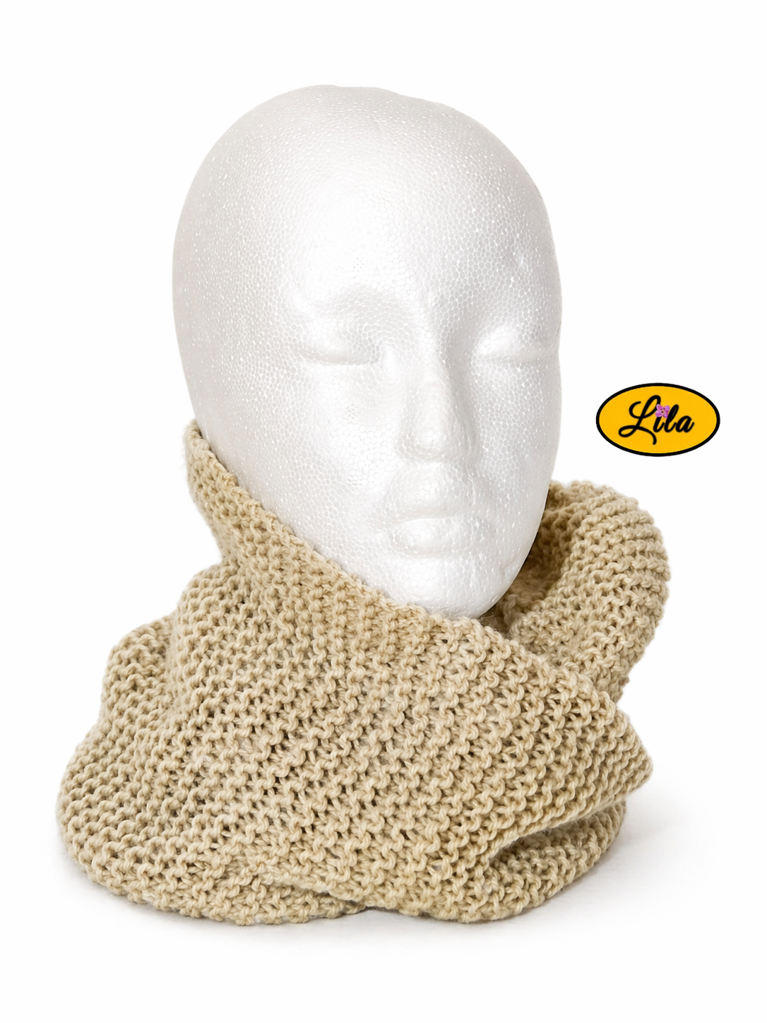 Snood en laine couleur crème porté de face tête inclinée vers la droite avec les deux mains tenant le snood