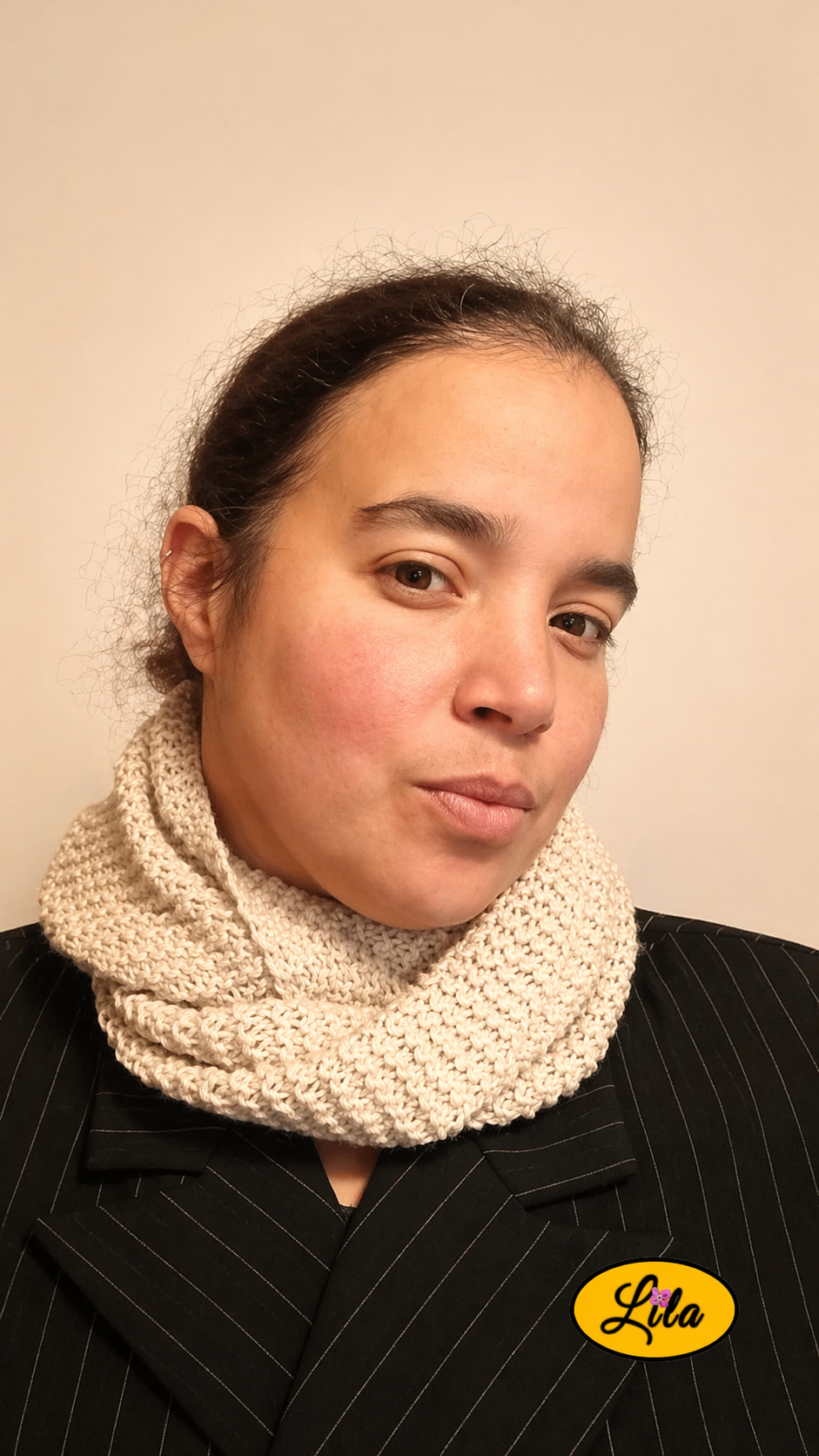 Snood en laine crème présenté sur une tête de mannequin