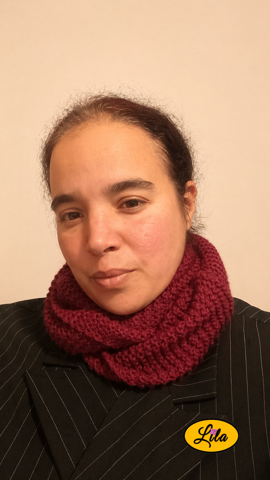 Snood en laine mauve porté profil gauche look tendance