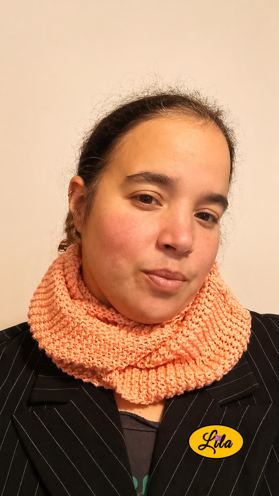 Snood en laine rose saumon porté profil droit style tendance