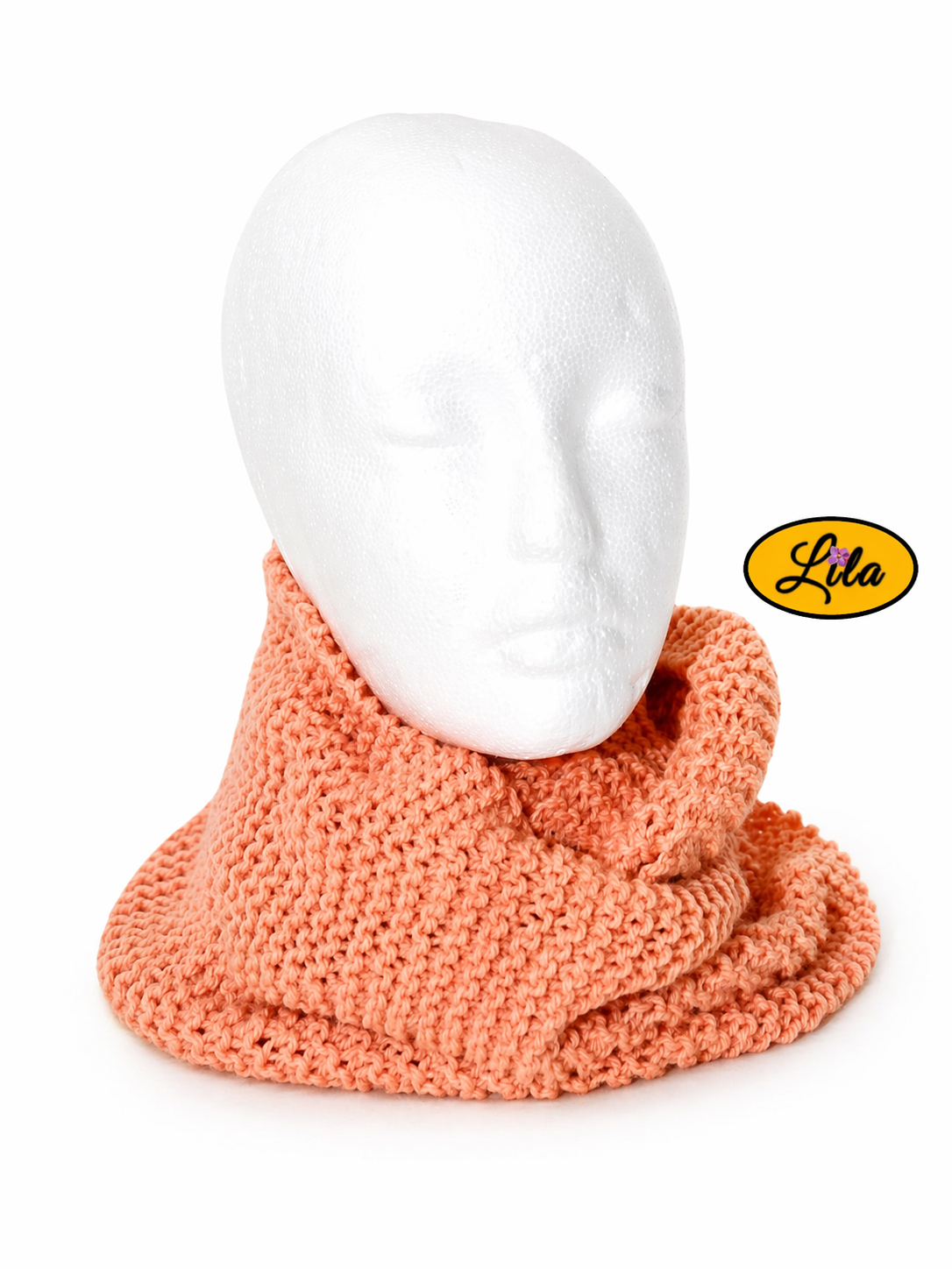 Snood en laine rose saumon présenté sur une tête de mannequin