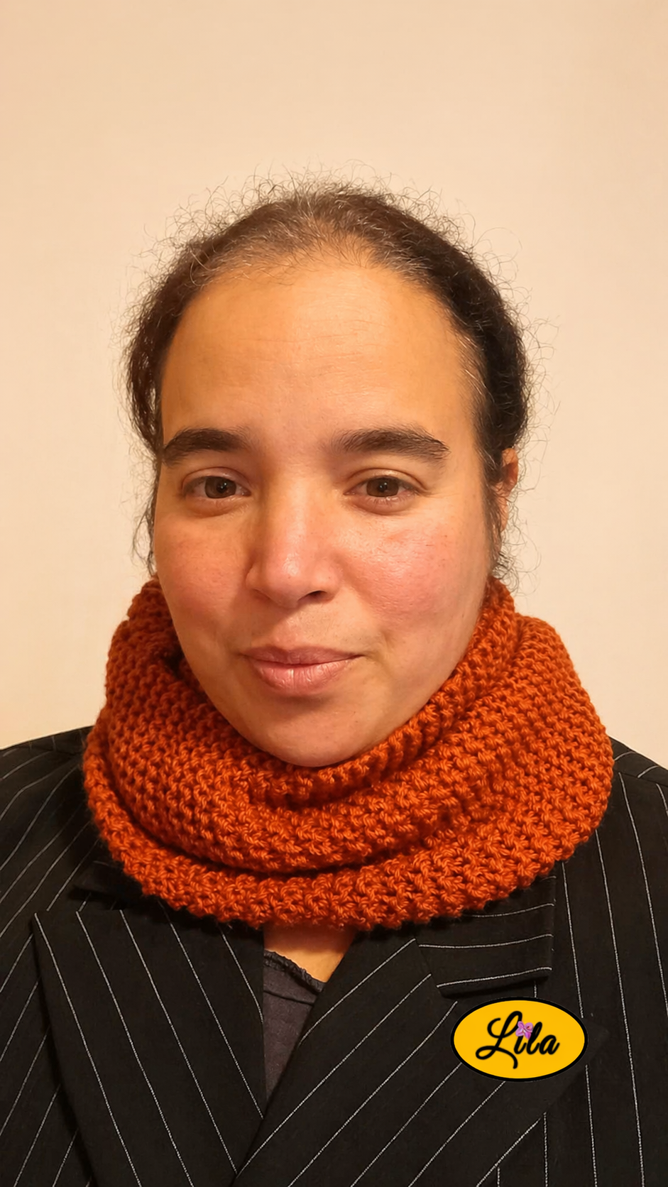 Snood en laine rouille porté de face style hiver
