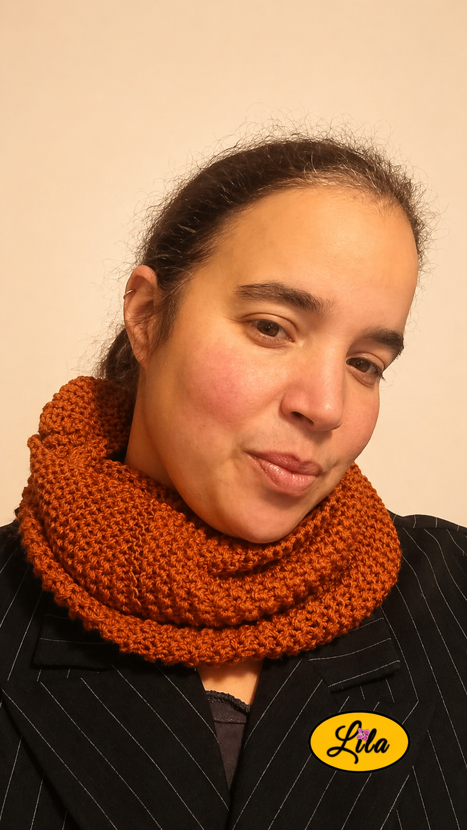 Snood en laine couleur rouille porté profil droit style tendance
