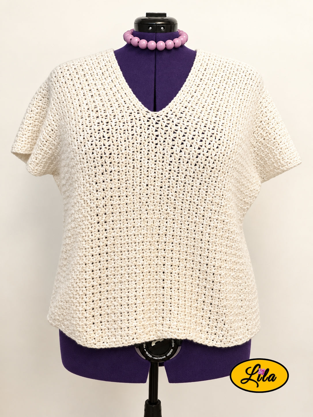 T-shirt blanc crocheté à la main en laine acrylique, taille 2XL, présenté de face sur mannequin de couture, création artisanale originale