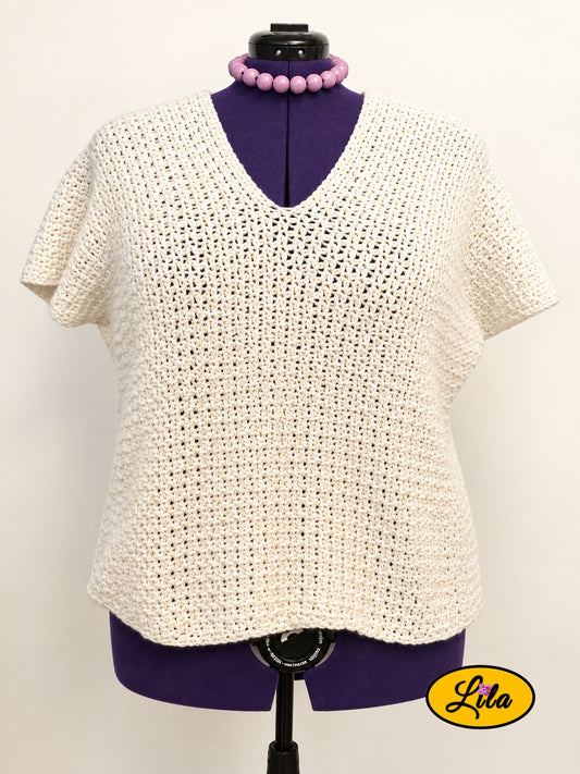 T-shirt blanc crocheté à la main en laine acrylique, taille 2XL, présenté de face sur mannequin de couture, création artisanale originale