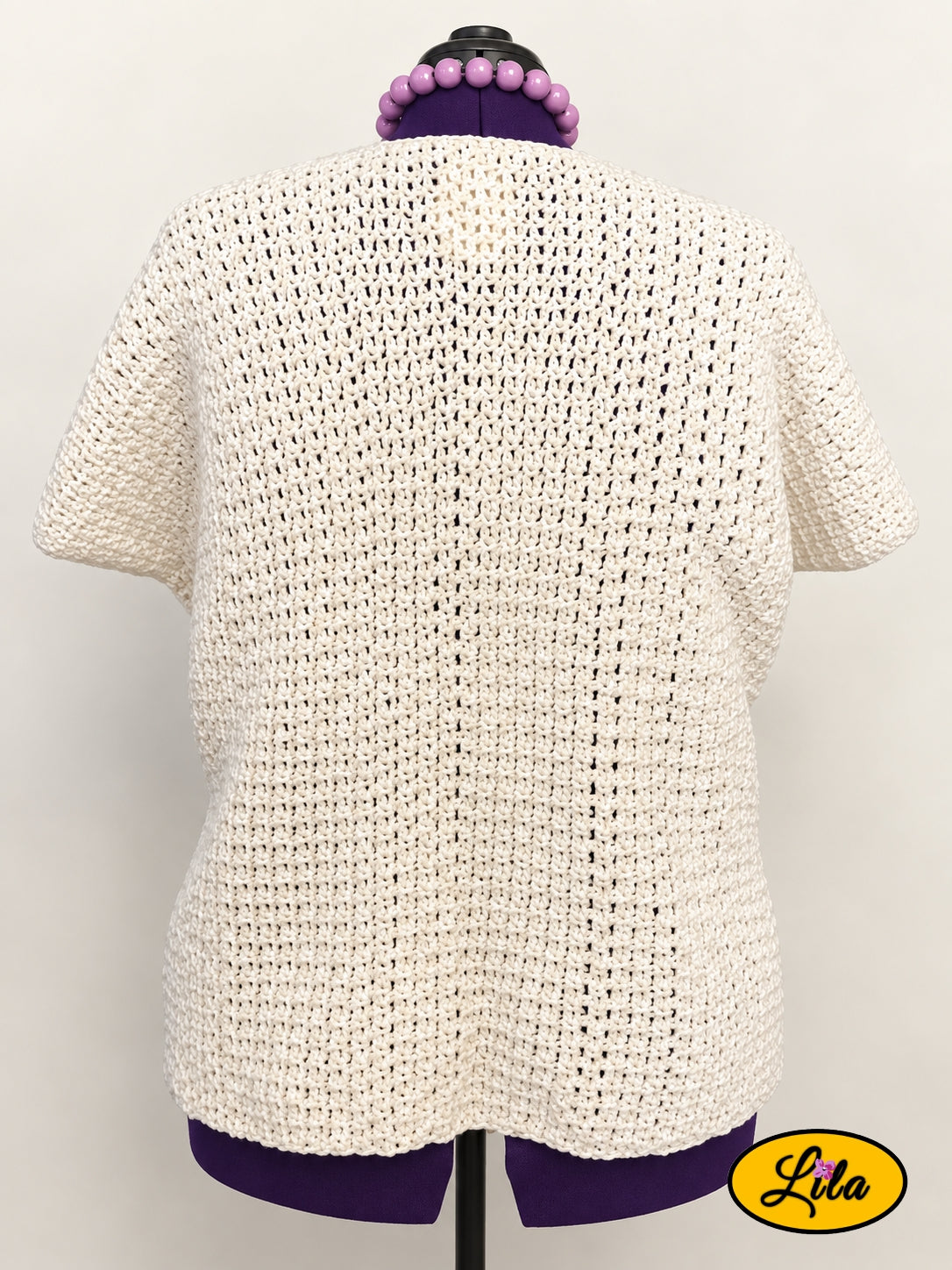 T-shirt blanc crocheté à la main en laine acrylique, taille 2XL, vu de dos sur mannequin de couture, création artisanale