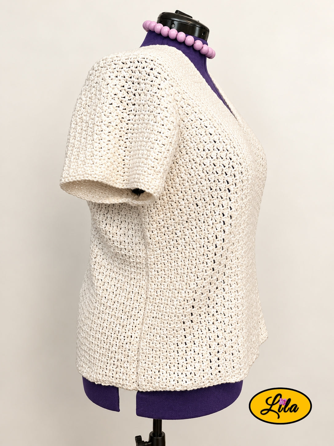 T-shirt blanc en crochet fait main en laine acrylique, taille 2XL, vu de profil droit sur mannequin de couture, mettant en valeur sa coupe et son travail au crochet