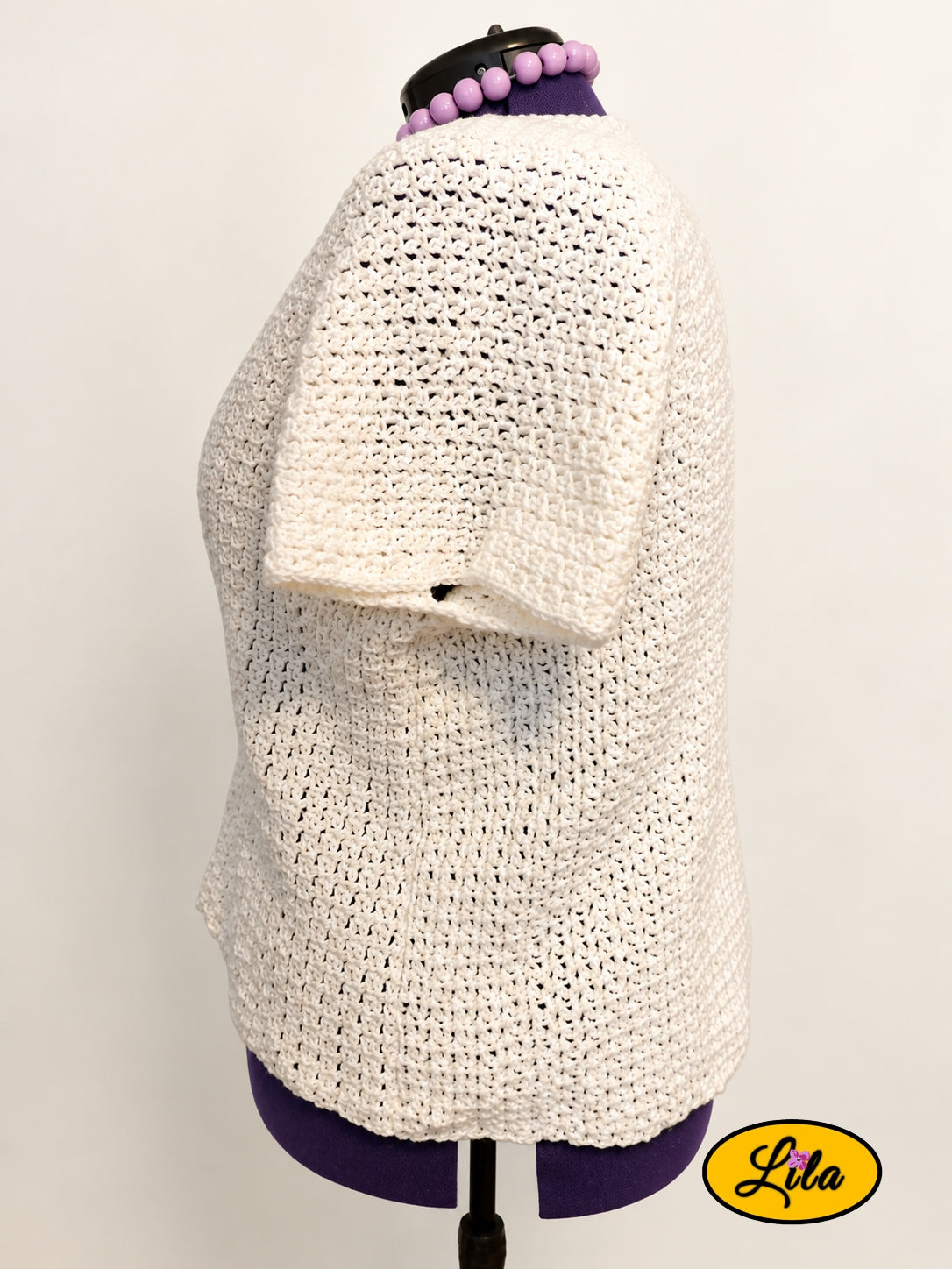 T-shirt blanc en crochet fait main en laine acrylique, taille 2XL, vu de profil gauche sur mannequin de couture, mettant en valeur le point crocheté et la coupe du vêtement