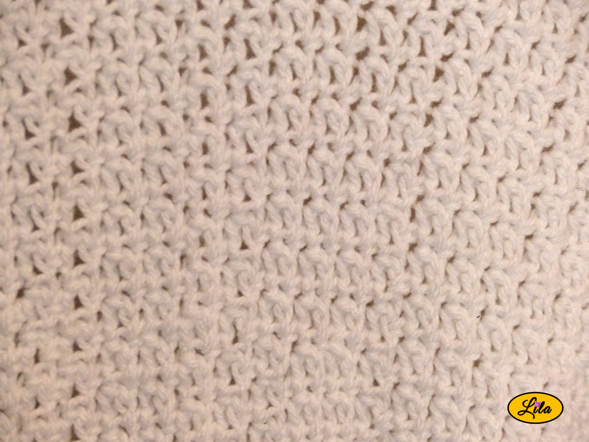 Zoom sur le point crocheté d'un t-shirt blanc fait main en laine acrylique, taille 2XL, mettant en valeur la texture et les détails du travail artisanal