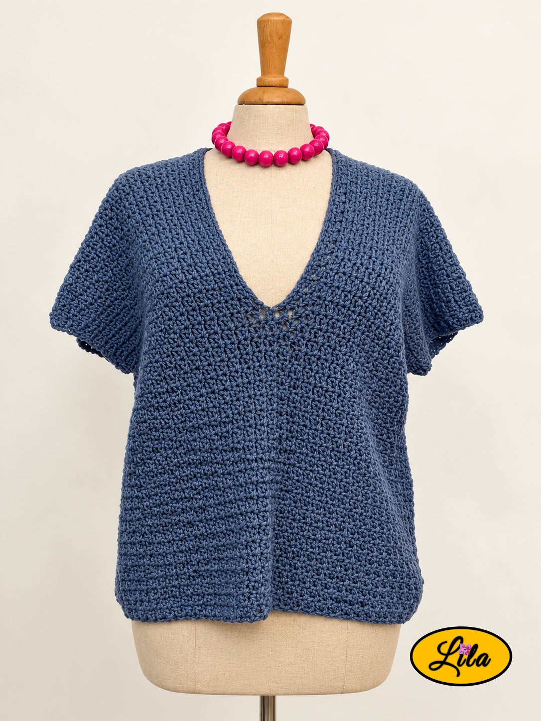 T-shirt bleu crocheté à la main en laine acrylique, taille M, présenté de face sur mannequin de couture, création artisanale originale