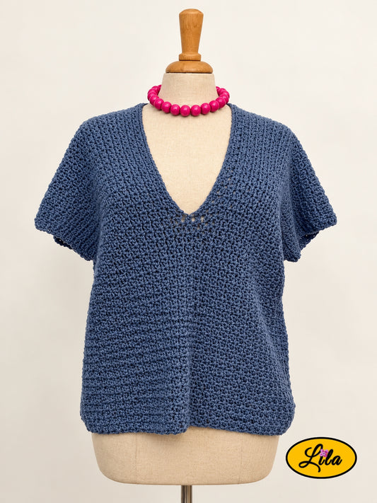 T-shirt bleu crocheté à la main en laine acrylique, taille M, présenté de face sur mannequin de couture, création artisanale originale