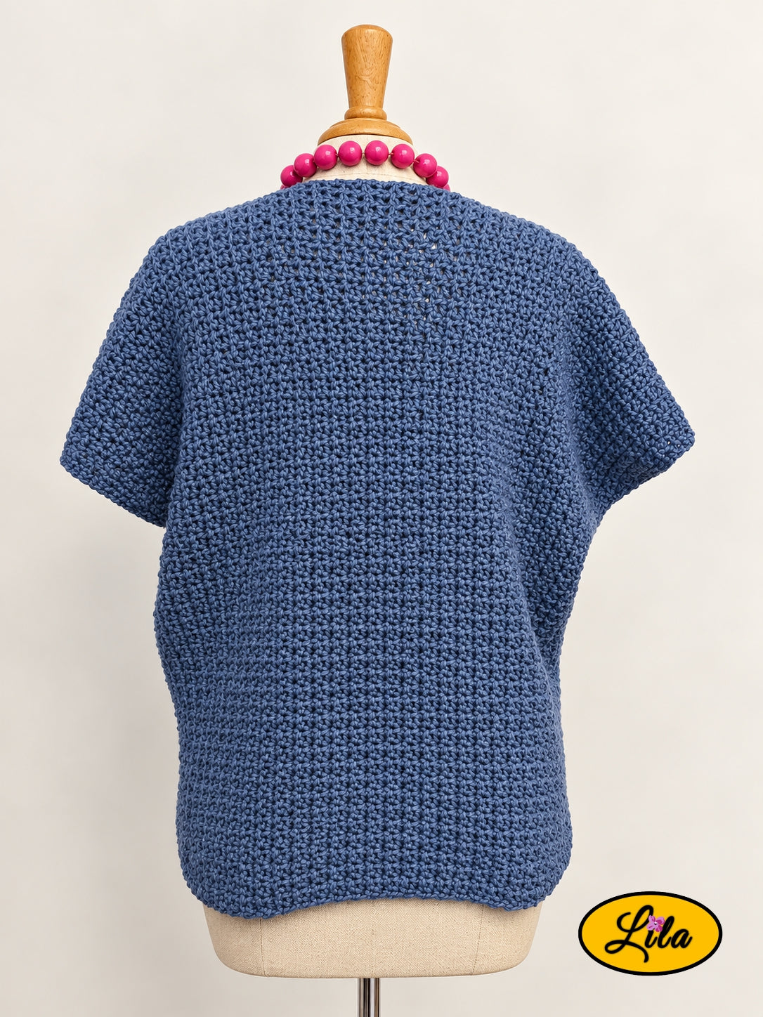 T-shirt bleu crocheté à la main en laine acrylique, taille M, vu de dos sur mannequin de couture, création artisanale