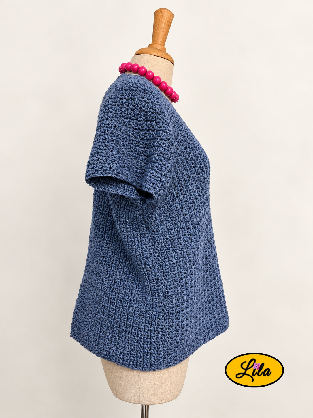 T-shirt bleu en crochet fait main en laine acrylique, taille M, vu de profil droit sur mannequin de couture, mettant en valeur sa coupe et son travail au crochet