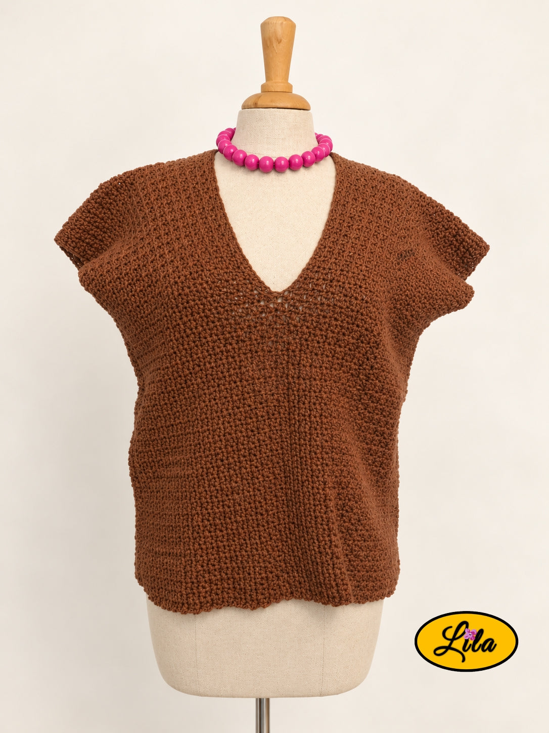 T-shirt brun crocheté à la main en laine acrylique, taille M, présenté de face sur mannequin de couture, création artisanale originale