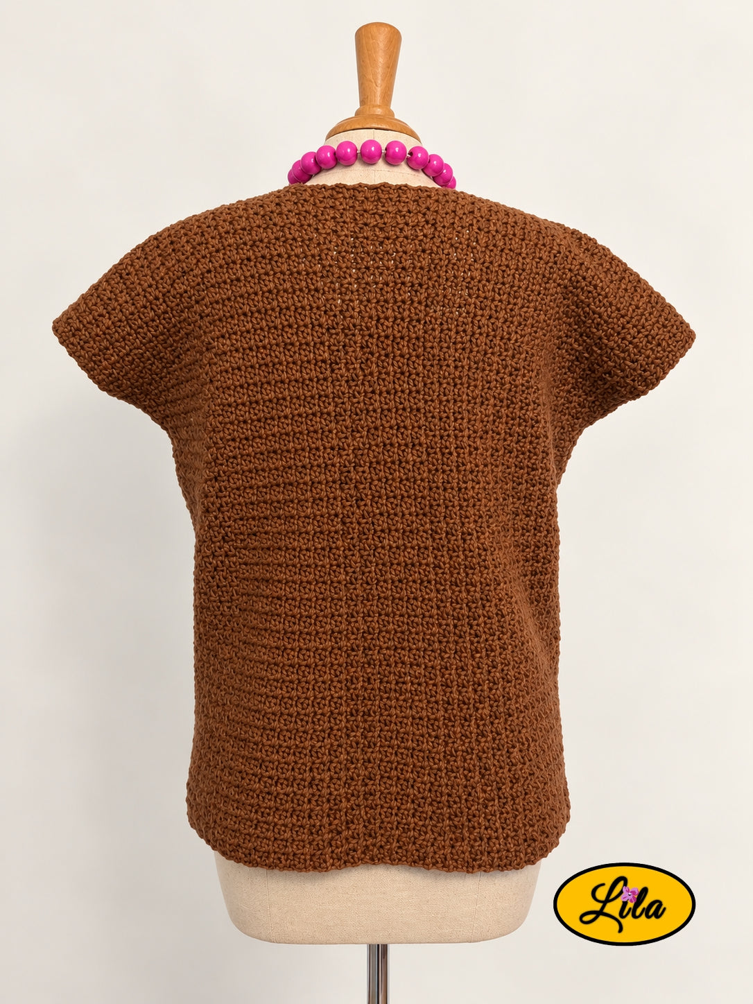 T-shirt brun crocheté à la main en laine acrylique, taille M, vu de dos sur mannequin de couture, création artisanale