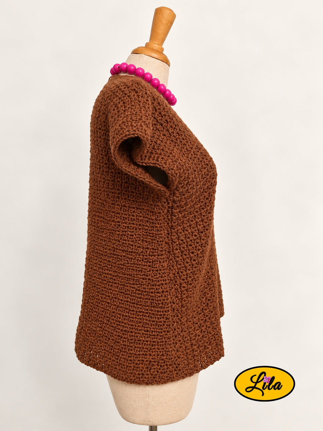 T-shirt brun en crochet fait main en laine acrylique, taille M, vu de profil droit sur mannequin de couture, mettant en valeur sa coupe et son travail au crochet