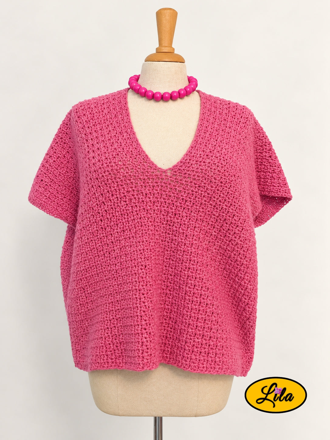 T-shirt rose crocheté à la main en laine acrylique, taille L, présenté de face sur mannequin de couture, création artisanale originale