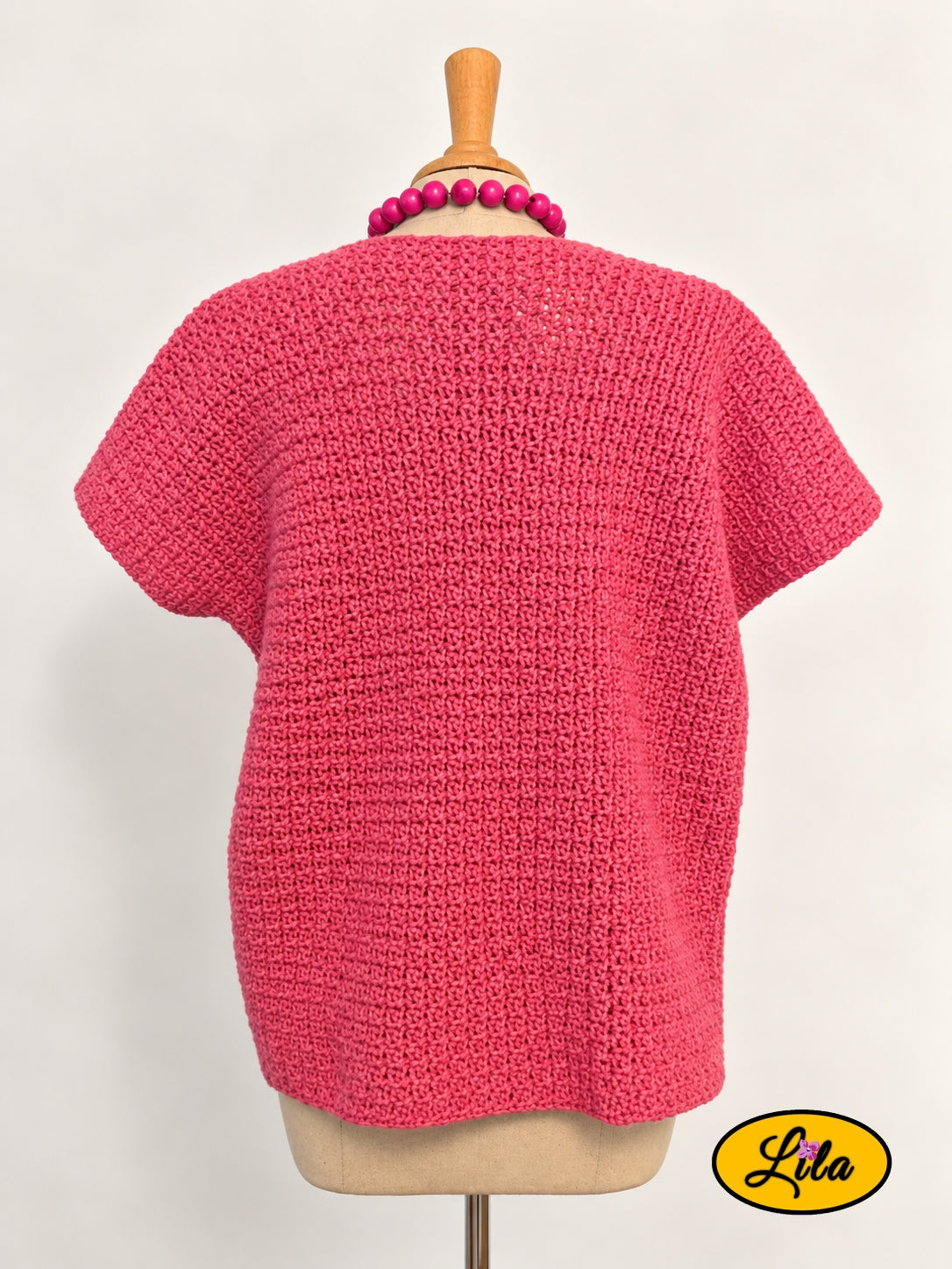 T-shirt rose crocheté à la main en laine acrylique, taille L, vu de dos sur mannequin de couture, création artisanale