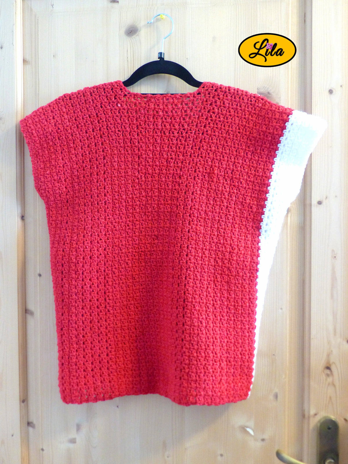 T-shirt rouge crocheté à la main en laine acrylique, taille S, suspendu sur cintre vue de dos