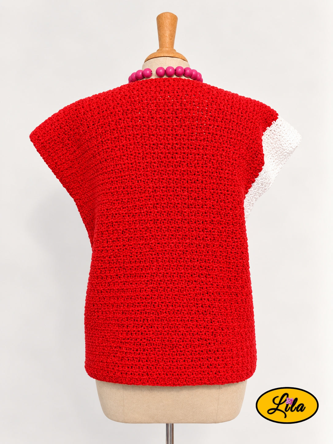 T-shirt rouge crocheté à la main en laine acrylique, taille S, avec bande blanche visible sur le côté droit, vue de dos