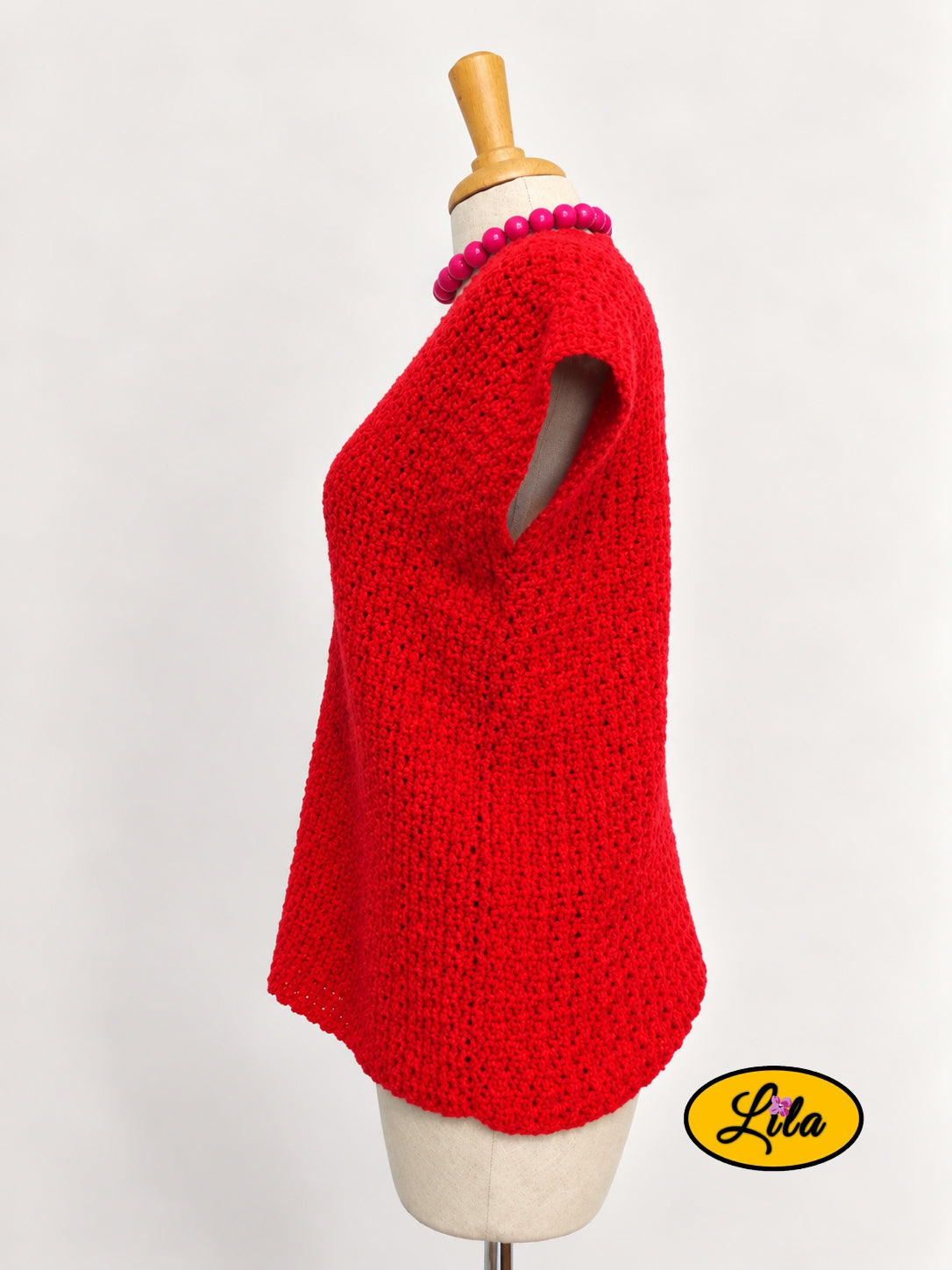 T-shirt rouge crocheté à la main en laine acrylique, taille S, avec bande blanche sur le côté droit, vue de profil droit sur mannequin