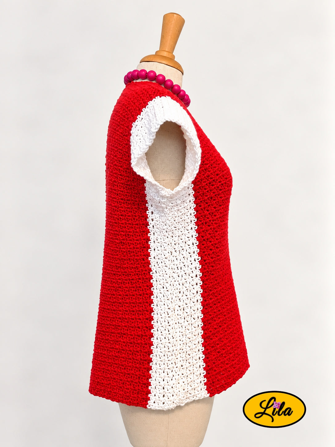T-shirt rouge crocheté à la main en laine acrylique, taille S, vue de profil gauche sur mannequin de couture