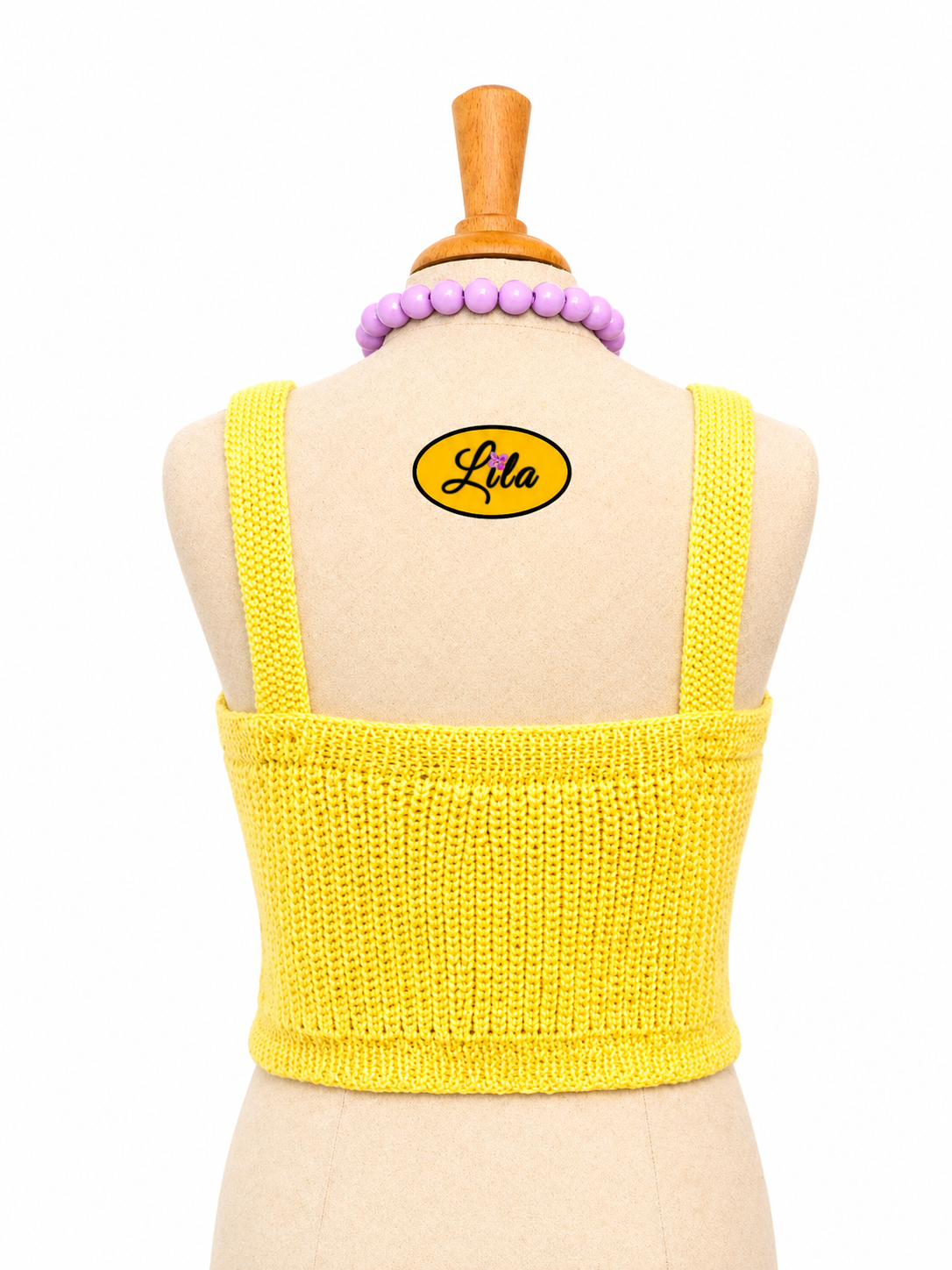 Top Augustine jaune tricoté à la main avec bande de strass porté sur mannequin de couture vue de dos sur fond blanc style élégant et handmade