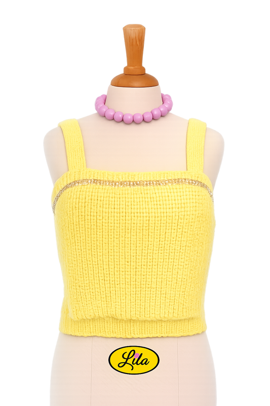 Top Augustine jaune tricoté à la main avec bande de strass porté sur mannequin de couture vue de face sur fond blanc style féminin et artisanal