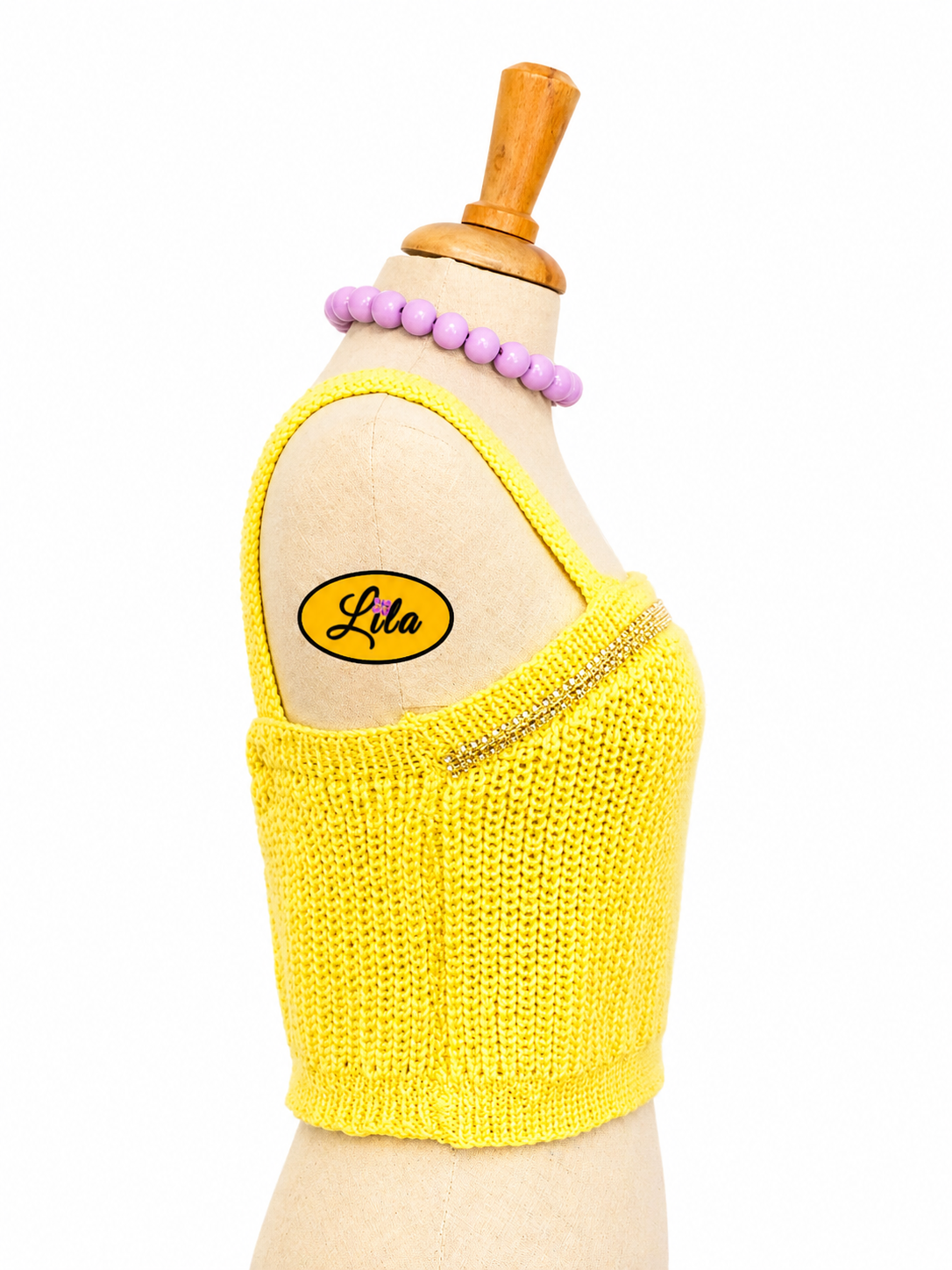 Top Augustine jaune tricoté à la main avec bande de strass porté sur mannequin de couture profil droit sur fond blanc style chic et lumineux