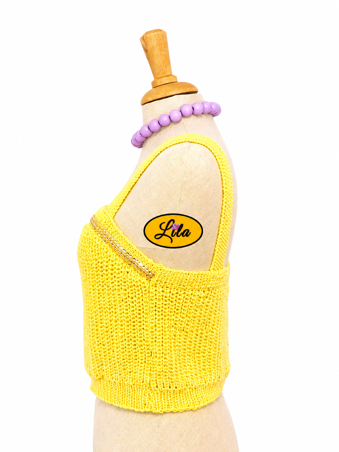 Top Augustine jaune tricoté à la main avec bande de strass porté sur mannequin de couture profil gauche sur fond blanc style tendance et artisanal