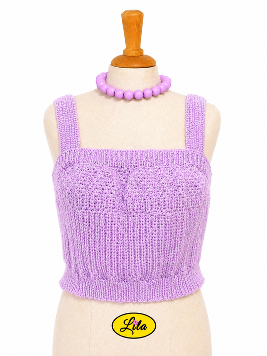 Top Augustine mauve tricoté à la main porté sur mannequin de couture vue de face sur fond blanc style élégant et handmade