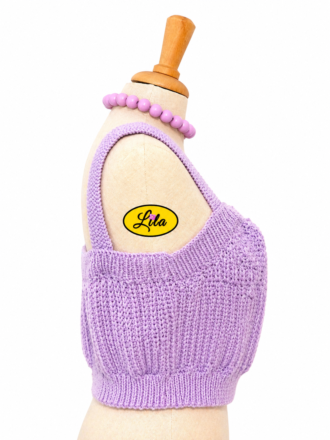 Top Augustine mauve tricoté à la main porté sur mannequin de couture profil droit sur fond blanc style féminin et élégant