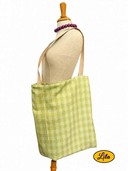 Tote bag en tissu à carreaux verts et blancs vintage porté sur mannequin de couture sur fond blanc avec sangles brun crème style rétro et artisanal