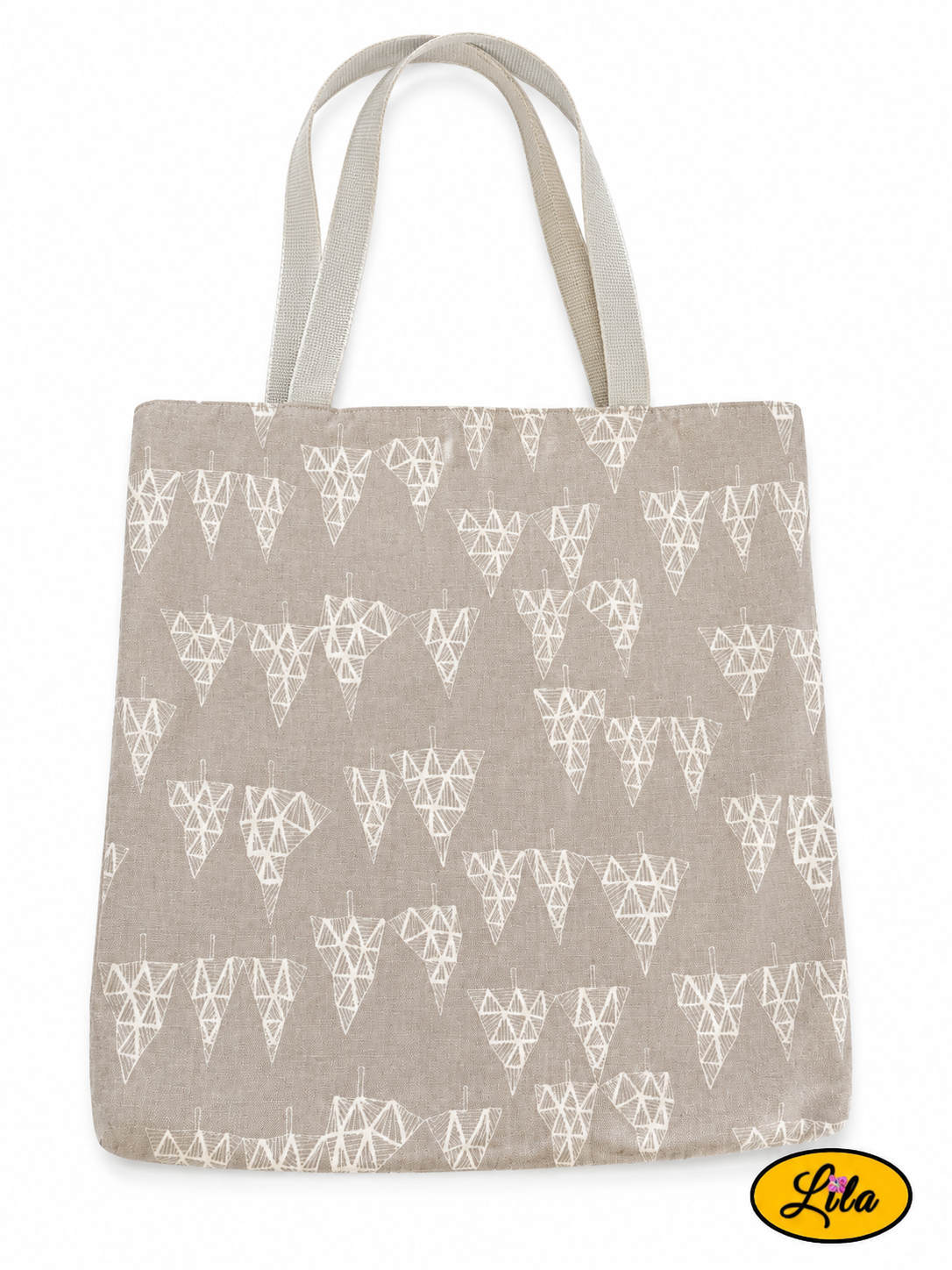 Tote bag en tissu gris à motifs de sapins graphiques gris plus clair vu à plat de haut sur fond blanc avec sangles grises placées au-dessus du sac style moderne et artisanal