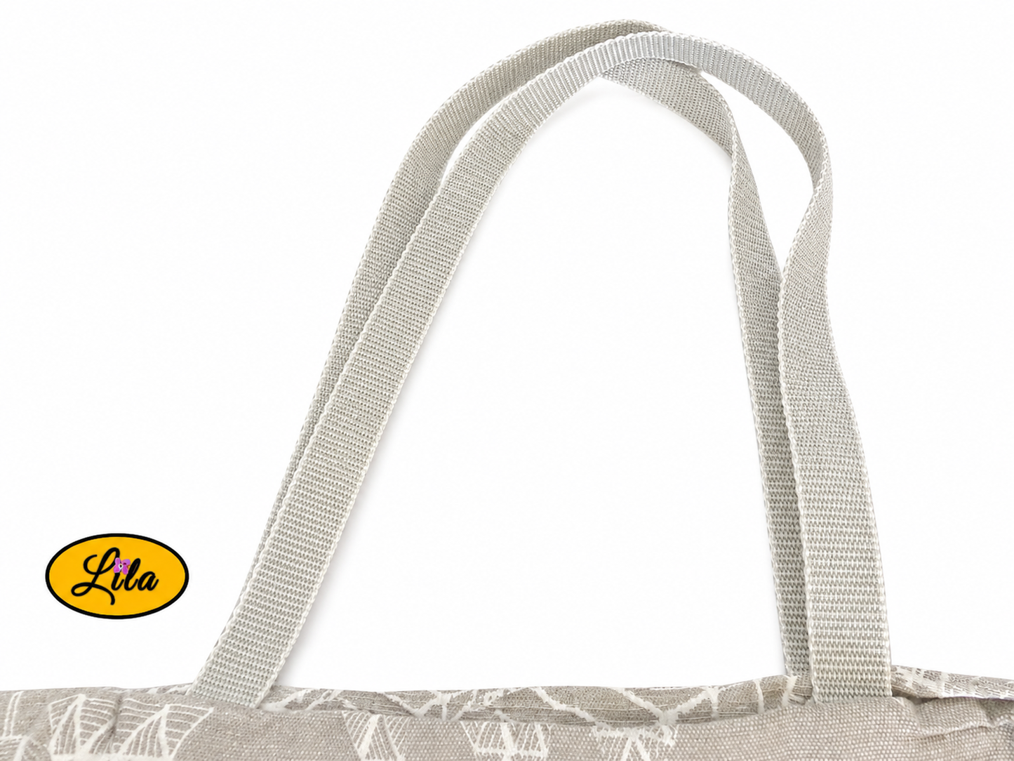 Zoom sur les sangles grises d’un tote bag en tissu gris à motifs de sapins graphiques sur fond blanc style artisanal et soigné