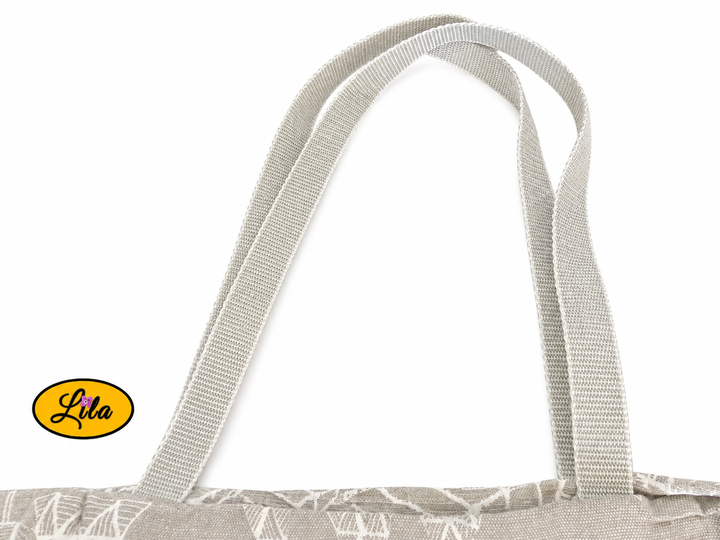 Zoom sur les sangles grises d’un tote bag en tissu gris à motifs de sapins graphiques sur fond blanc style artisanal et soigné