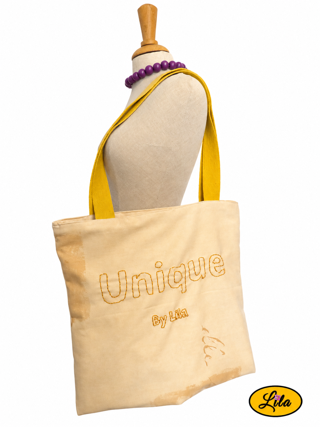 Tote bag jaune avec sangle jaune recyclée et broderie artisanale « UNIQUE by Lila » porté sur mannequin de couture sur fond blanc style créateur et fait main