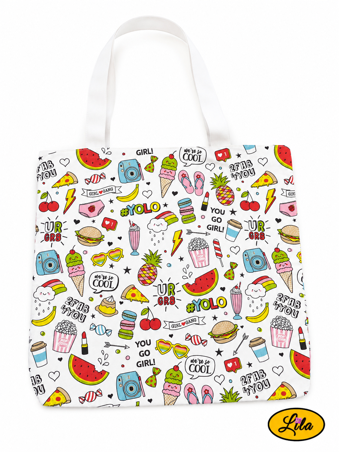 Tote bag en tissu à motifs girly avec rouges à lèvres, appareils photo, bisous et accessoires féminins vu à plat de haut sur fond blanc avec sangles blanches placées au-dessus du sac style tendance et artisanal
