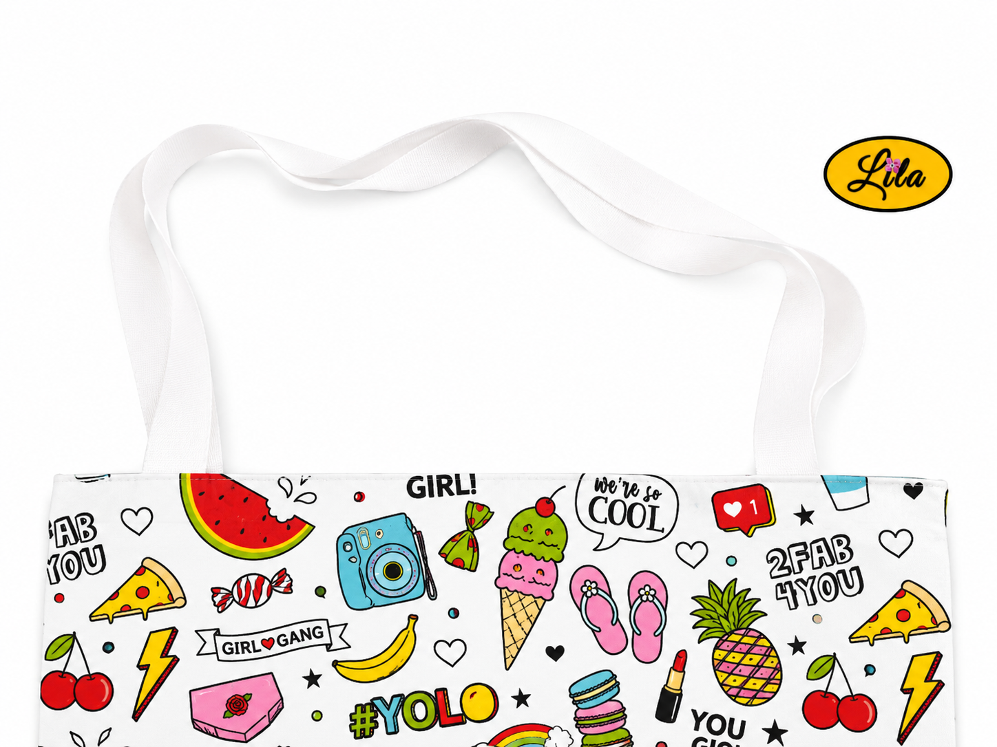 Zoom sur les sangles blanches d’un tote bag en tissu à motifs girly avec rouges à lèvres, appareils photo et bisous sur fond blanc style artisanal et féminin